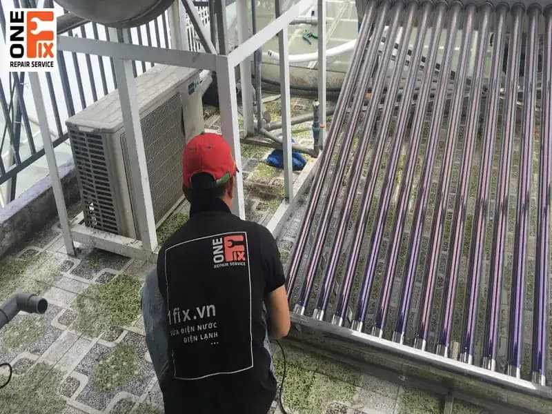 Đội ngũ 1FIX sửa máy nước nóng năng lượng mặt trời quận 1 là thợ chuyên nghiệp lâu năm