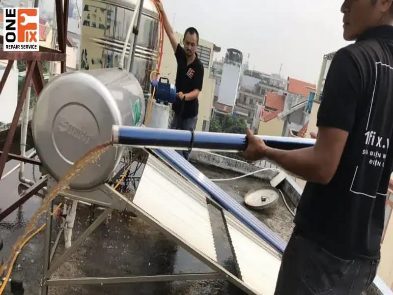 Ngoài sửa máy nước nóng năng lượng mặt trời quận 1, 1FIX hỗ trợ vệ sinh, bảo trì thiết bị chuyên nghiệp