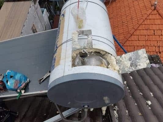 Thợ 1Fix đang kiểm tra và sửa máy nước nóng năng lượng mặt trời tại Quận 2