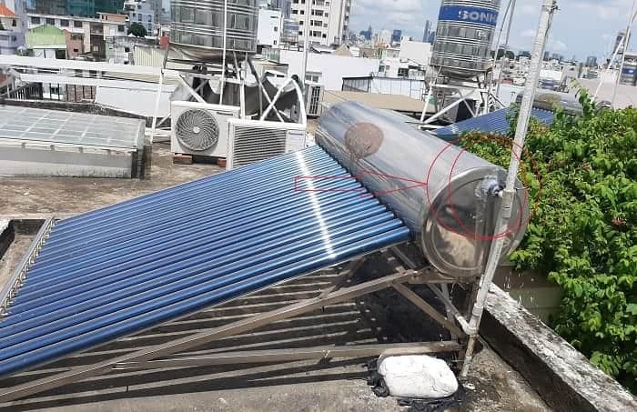 Thợ 1Fix đang kiểm tra và thay thế ron cho máy nước nóng năng lượng mặt trời tại một nhà dân ở Quận 3