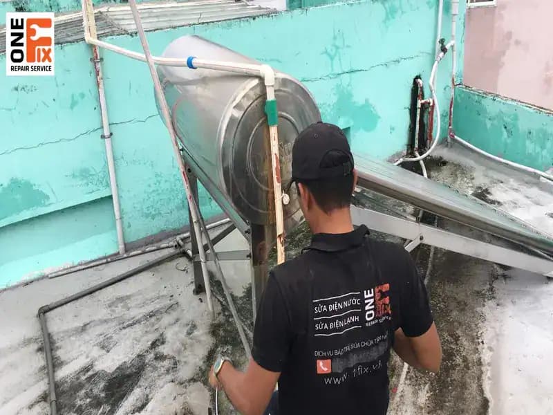 Kỹ thuật viên 1Fix tiến hành sửa máy nước nóng năng lượng mặt trời chuyên nghiệp.