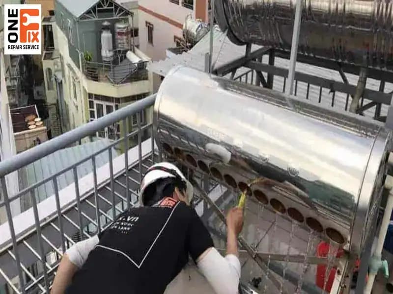 Kiểm tra chi tiết các bộ phận của máy nước nóng năng lượng mặt trời trước khi báo giá.