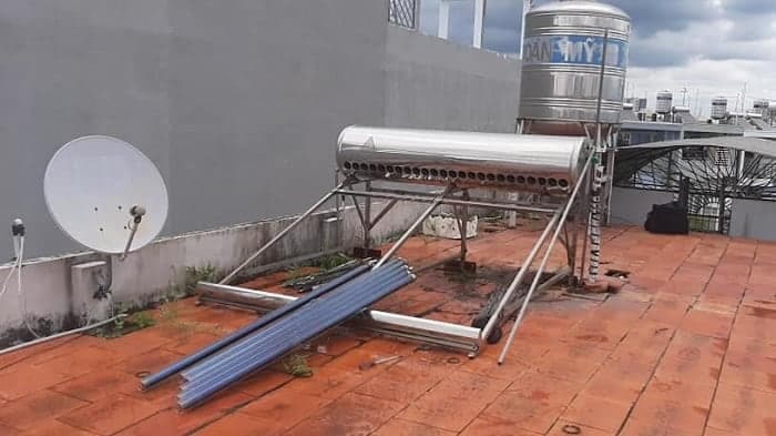 Thợ 1Fix đang kiểm tra và sửa chữa hệ thống máy nước nóng năng lượng mặt trời tại Bình Tân.