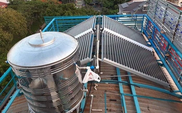 Thợ 1Fix đang kiểm tra và sửa chữa máy nước nóng năng lượng mặt trời tại Hóc Môn.