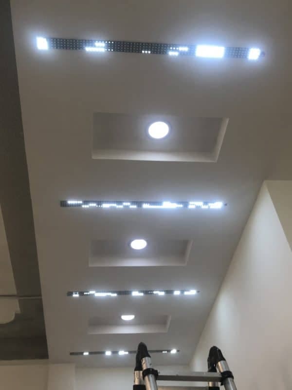 Một bộ đèn LED ốp trần sau khi được lắp đặt hoàn thiện, mang lại ánh sáng đồng đều và thẩm mỹ cho căn phòng.