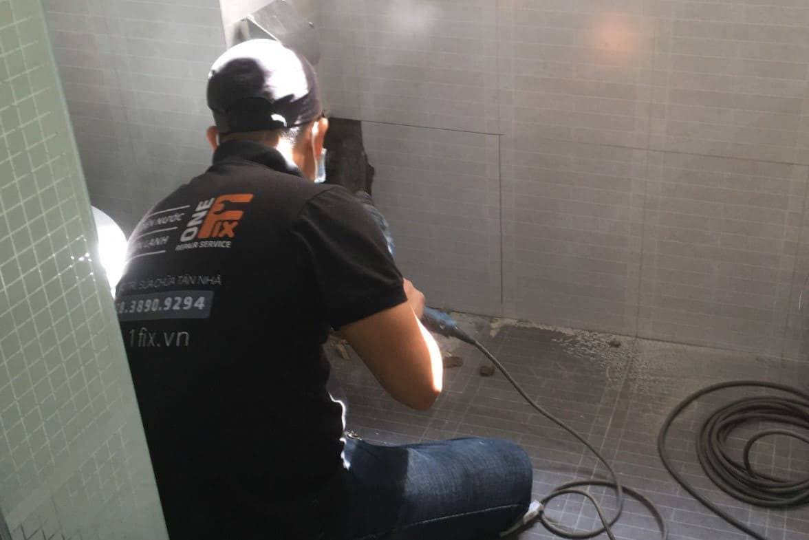 Tự trám lại keo silicone là một giải pháp phòng ngừa và sửa chữa hiệu quả cho các vết nứt nhỏ quanh viền bồn tắm.