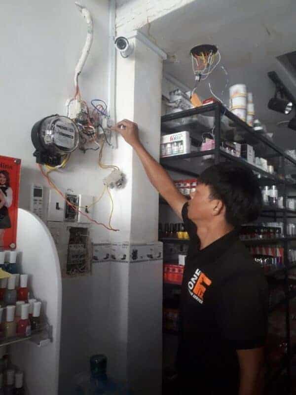 Kiểm tra tem kiểm định trên công tơ điện 1 pha EMIC chính hãng.