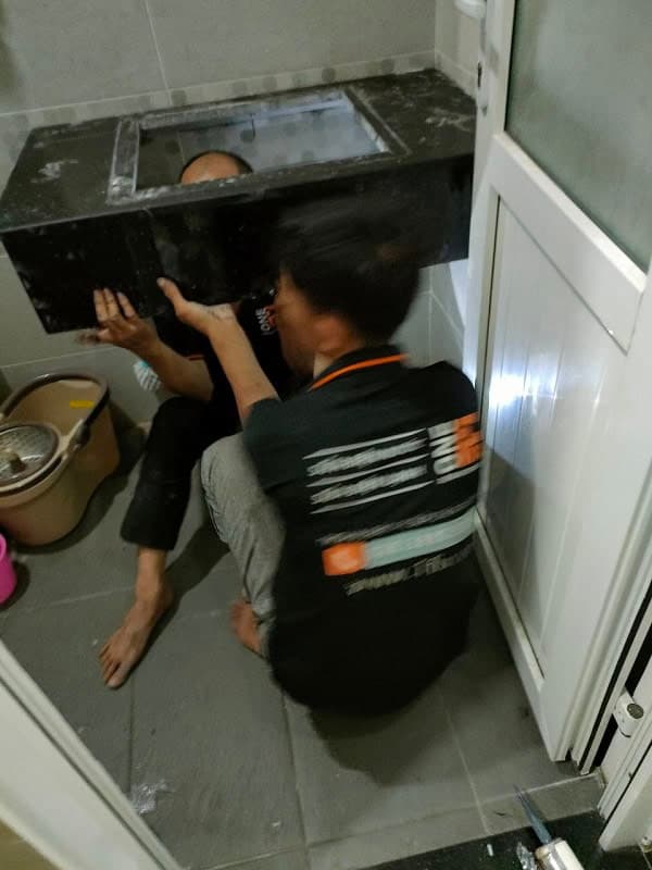 Thợ 1Fix đang hoàn thiện công đoạn lắp đặt hệ thống cấp thoát nước cho lavabo âm bàn.