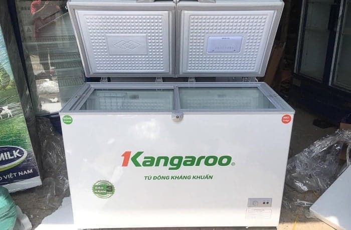 Thợ 1Fix đang kiểm tra và chẩn đoán sự cố tủ đông Kangaroo tại nhà khách hàng.