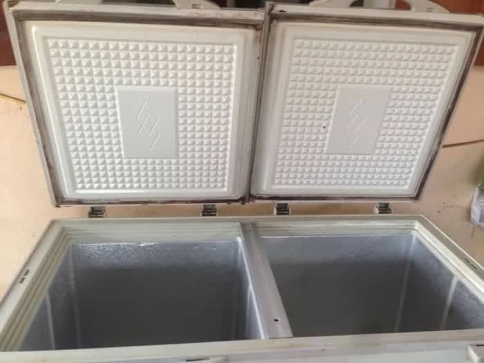 Sửa chữa chi tiết bên trong tủ đông Kangaroo, đảm bảo khắc phục triệt để.