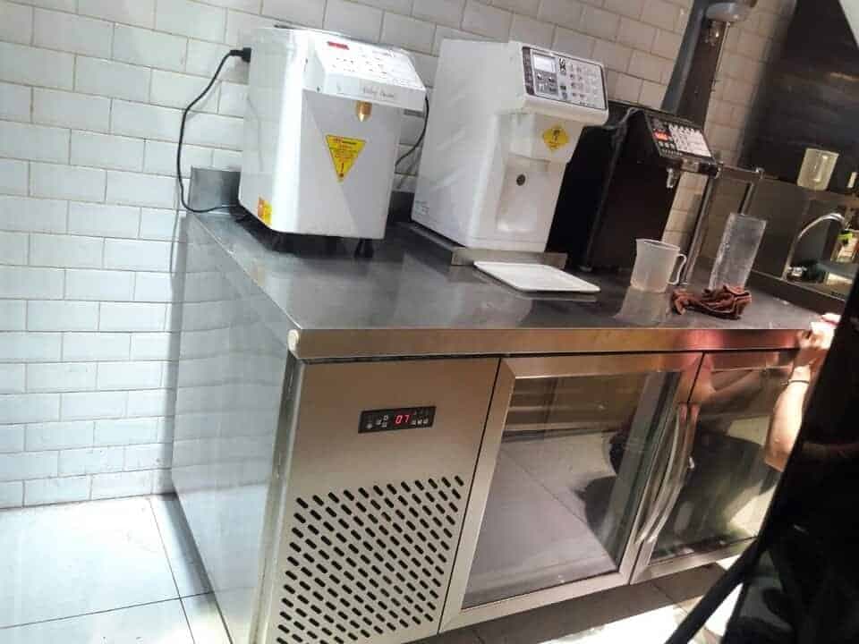 Thợ 1Fix kiểm tra hệ thống làm lạnh của bàn mát công nghiệp