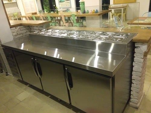 Kiểm tra khu vực máy nén của bàn lạnh để xác định nguyên nhân gây tiếng ồn