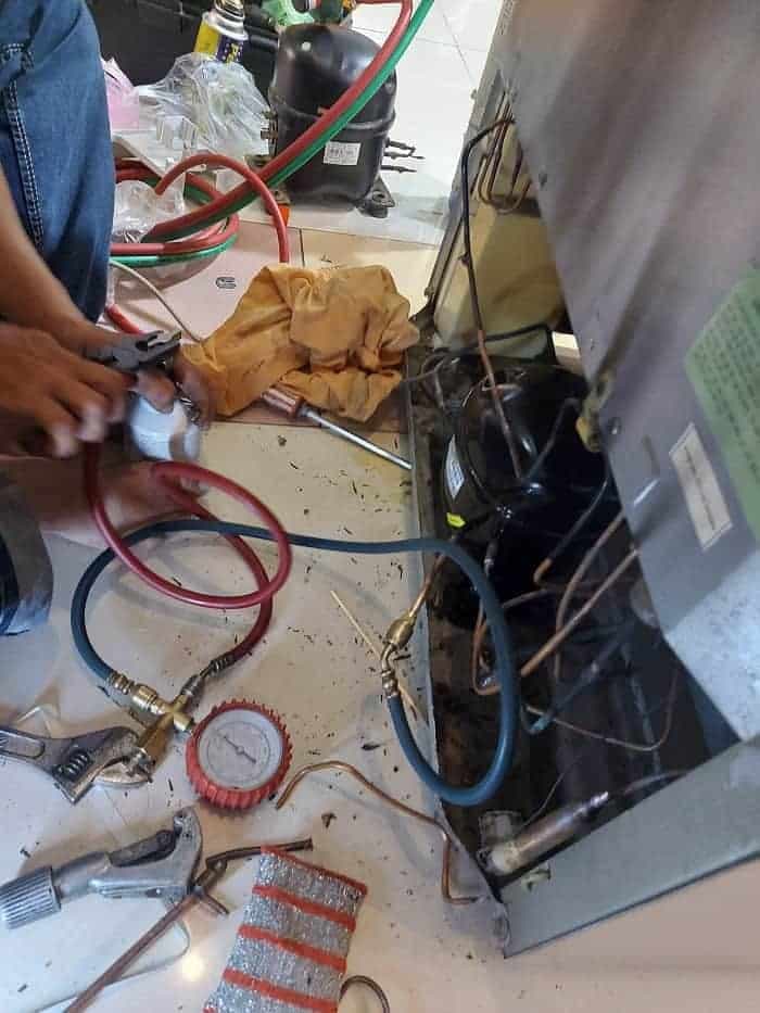 Thợ 1Fix kiểm tra và sửa tủ đông Berjaya tại nhà khách hàng TPHCM.