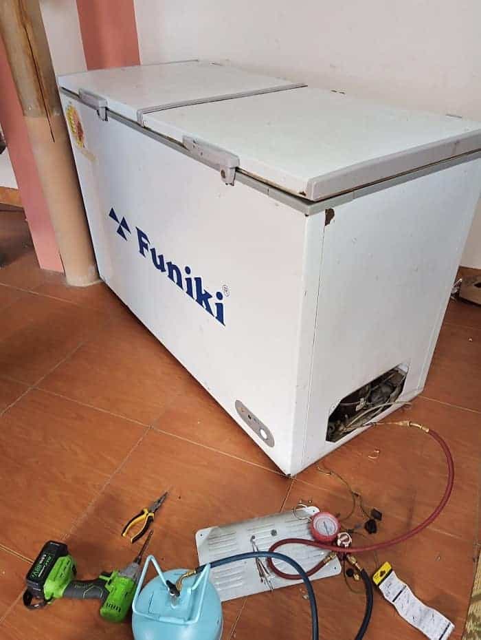 Thợ 1Fix đang kiểm tra và sửa chữa tủ đông Funiki tại nhà khách hàng ở TPHCM.