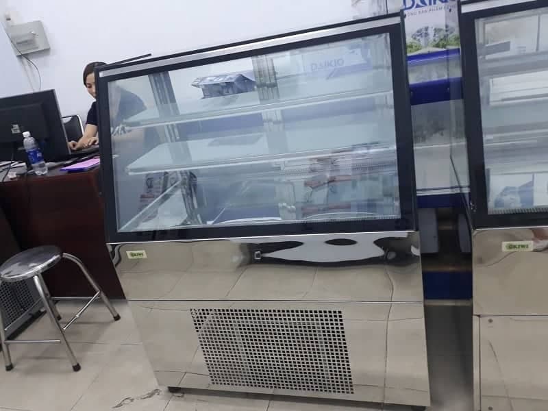 Kỹ thuật viên 1Fix tiến hành sửa chữa phần máy móc phức tạp của tủ kem.