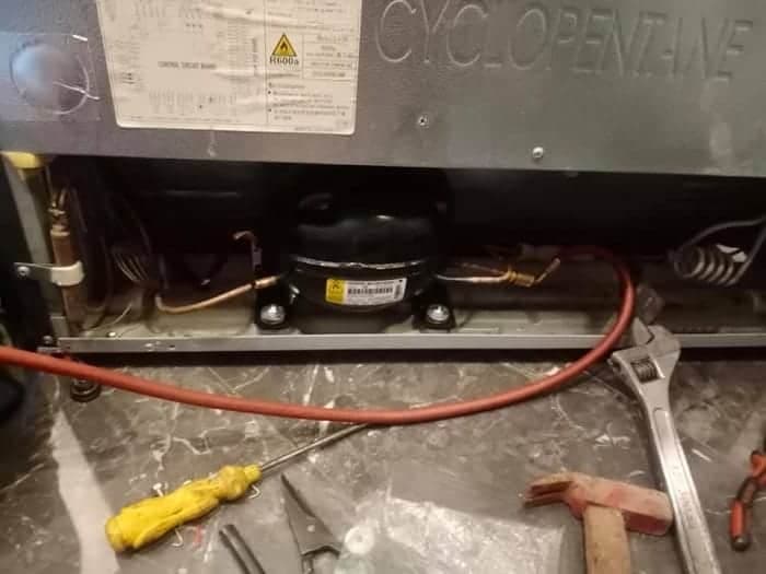 Thợ 1Fix đang kiểm tra và sửa chữa một chiếc tủ mát Alaska.