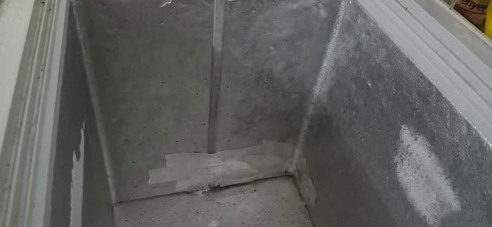 Kỹ thuật viên 1Fix đang tiến hành kiểm tra chi tiết hệ thống làm lạnh của tủ mát Sanaky