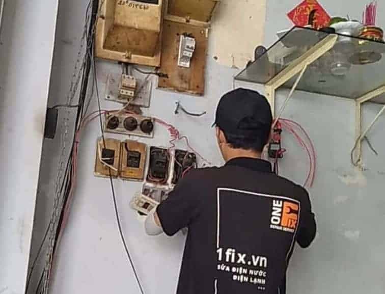 Thợ điện chuyên nghiệp của 1Fix.vn đang thực hiện lắp đặt Aptomat cho hộ gia đình.