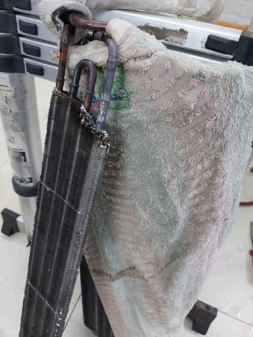 Máy lạnh rớt đá có sao không? Nguyên nhân & Cách khắc phục