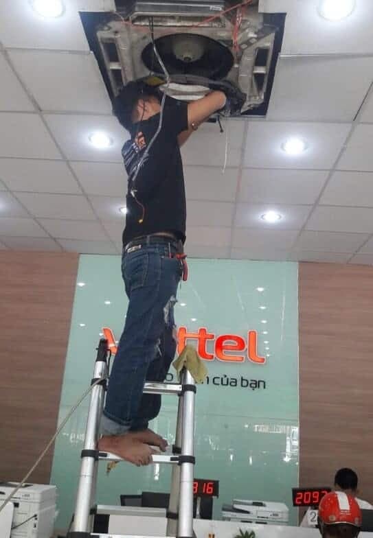 Thợ 1Fix đang tiến hành sửa chữa dàn lạnh bị đông đá cho khách hàng tại TPHCM.