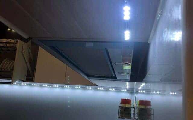 Gắn đèn LED dây dưới tủ bếp cung cấp ánh sáng hữu ích cho khu vực chuẩn bị thực phẩm.