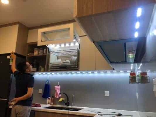 Thi công đèn led dây tủ bếp để tạo điểm nhấn và tăng ánh sáng.