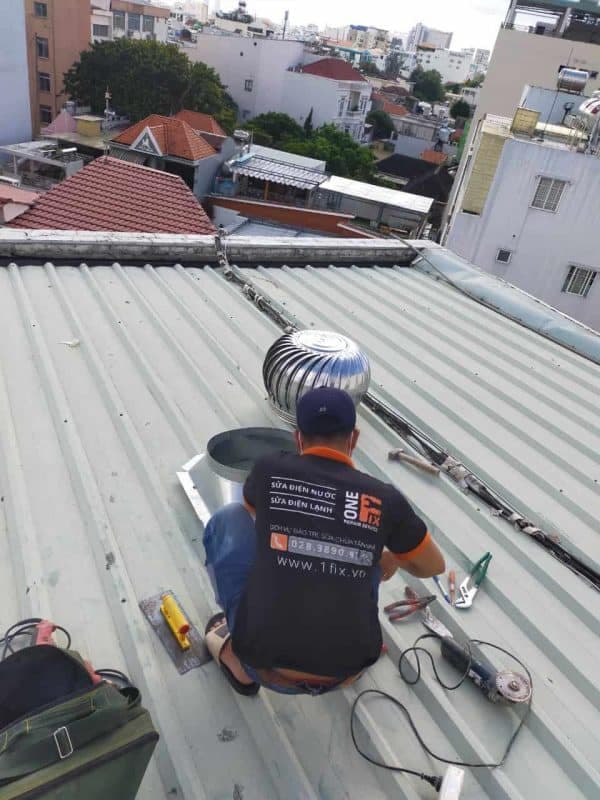 Kỹ thuật viên 1Fix đang tiến hành thi công lắp đặt quả cầu thông gió inox.