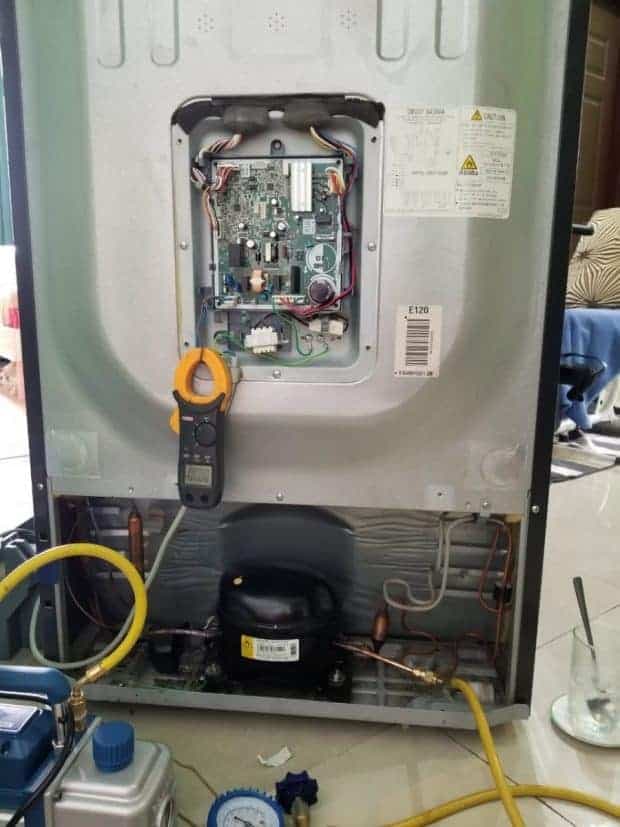 Chi tiết bo mạch tủ lạnh Inverter với nhiều vi mạch phức tạp