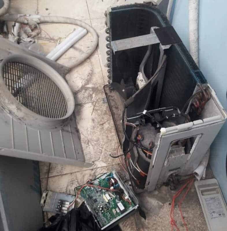 Mặt sau của dàn nóng là nơi dễ tích tụ bụi bẩn và kẹt dị vật.