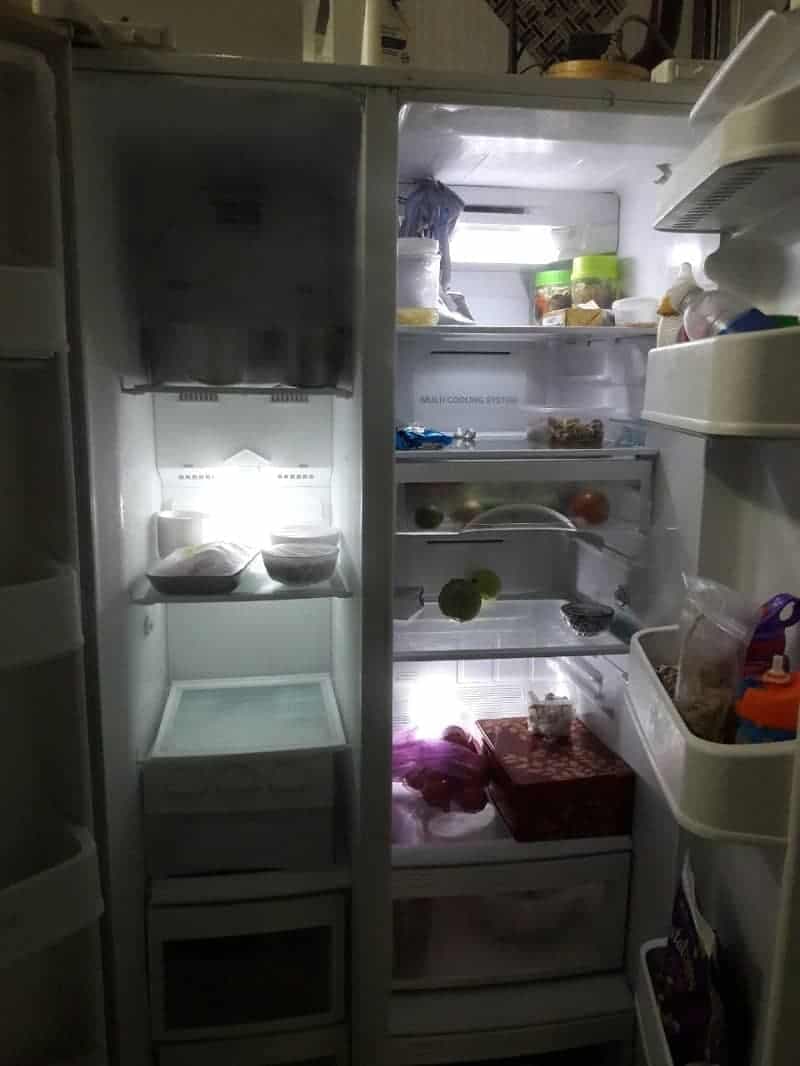 Hình ảnh cận cảnh một bo mạch tủ lạnh Sharp Inverter phức tạp với nhiều vi mạch và linh kiện.