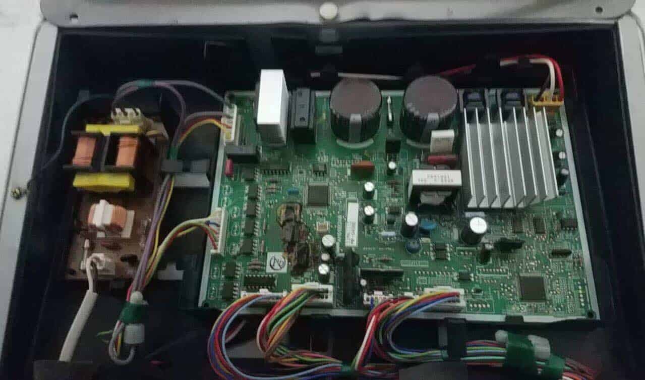 Thợ 1Fix đang kiểm tra và sửa bo mạch tủ lạnh tại nhà khách hàng