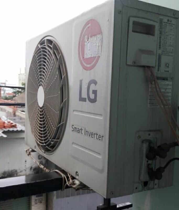 Thợ kỹ thuật của 1Fix đang kiểm tra và sửa chữa cục nóng điều hòa kêu to.