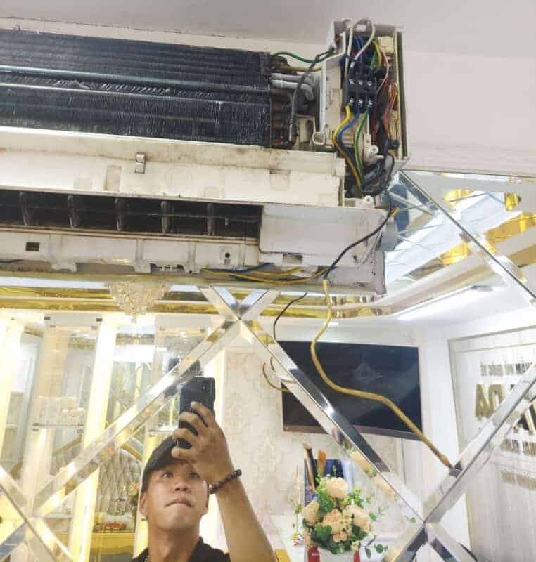 Thợ 1Fix kiểm tra và vệ sinh dàn lạnh của máy lạnh không mát.