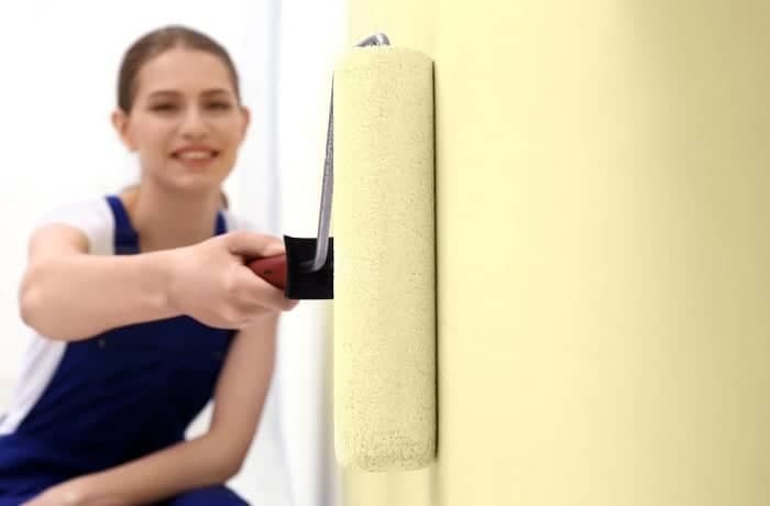 Đội thợ sơn nhà huyện Nhà Bè của 1Fix đang tiến hành thi công sơn tường nội thất cho khách hàng.