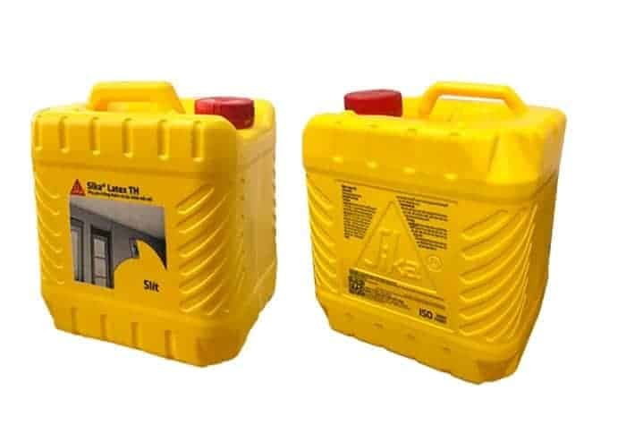 Thợ đang thi công lớp vữa chống thấm Sika Latex lên sàn nhà vệ sinh.