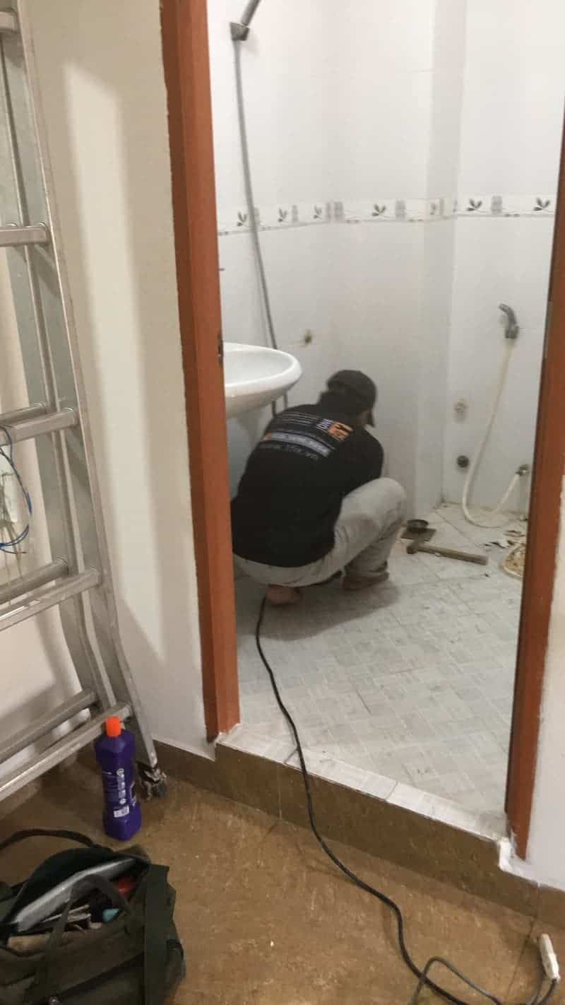 Dầu mỡ và cặn bẩn là nguyên nhân chính gây tắc nghẽn đường ống thoát nước.