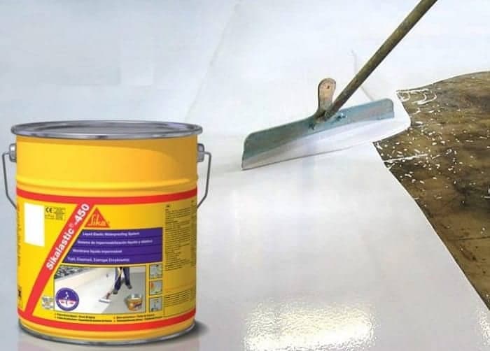 Thợ 1Fix thi công lớp chống thấm SikaTop Seal 107 thứ hai trên sàn nhà vệ sinh