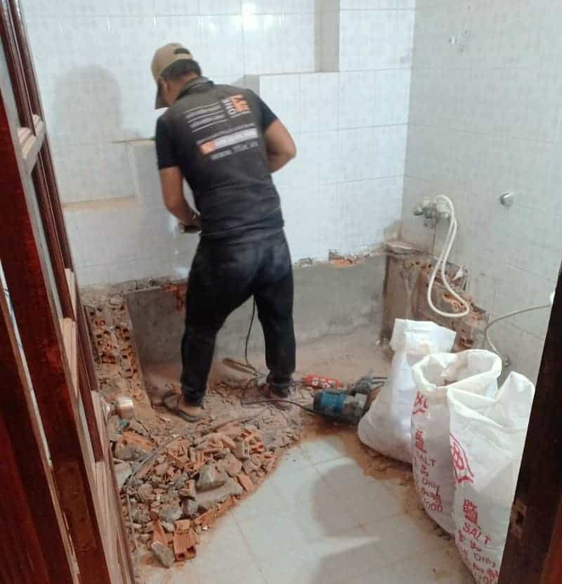 Tường nhà bị thấm nước nghiêm trọng, bong tróc sơn và ẩm mốc.