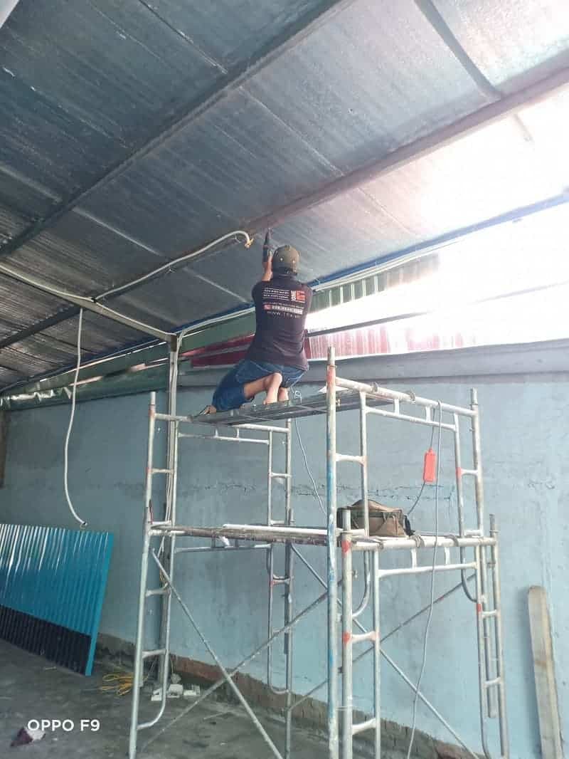 Tình trạng tường nhà xuống cấp, bong tróc sơn do thấm dột kéo dài tại Quận 3