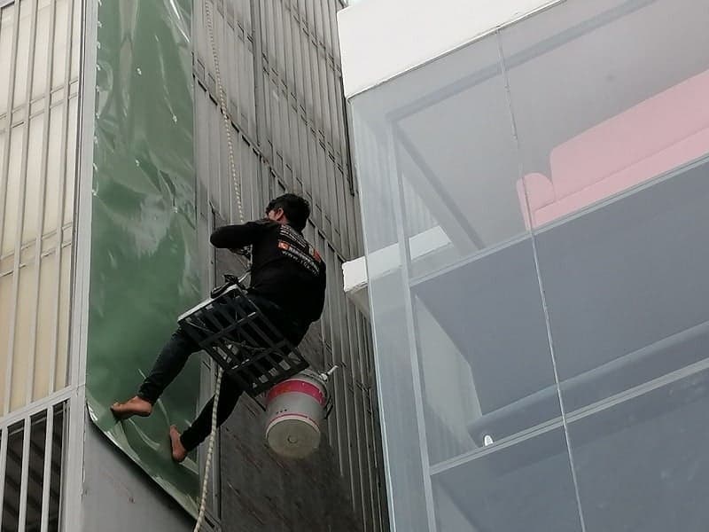 Tình trạng tường nhà cũ tại Quận 9 bị thấm dột nghiêm trọng, gây bong tróc và ẩm mốc.