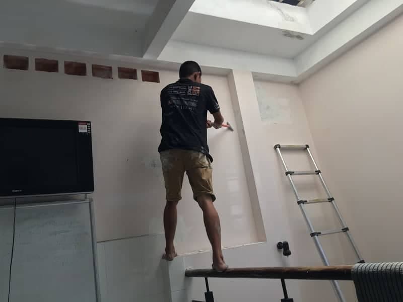 Tường nhà bị thấm nước nghiêm trọng với các vết ố vàng và bong tróc sơn tại Tân Bình.