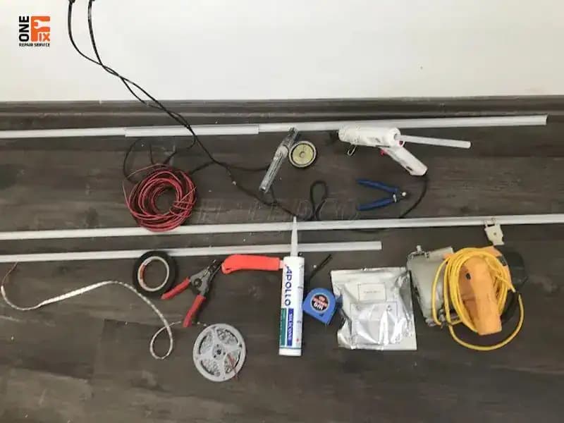 Hệ thống đèn LED thanh và spotlight được lắp đặt chuyên nghiệp trong tủ trưng bày.