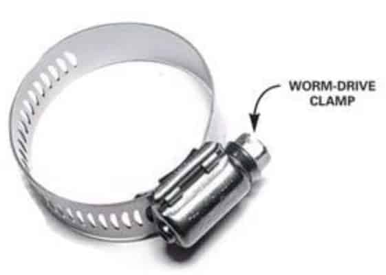 Vũng nước lớn dưới gầm máy giặt có thể là dấu hiệu của bơm xả bị hỏng.