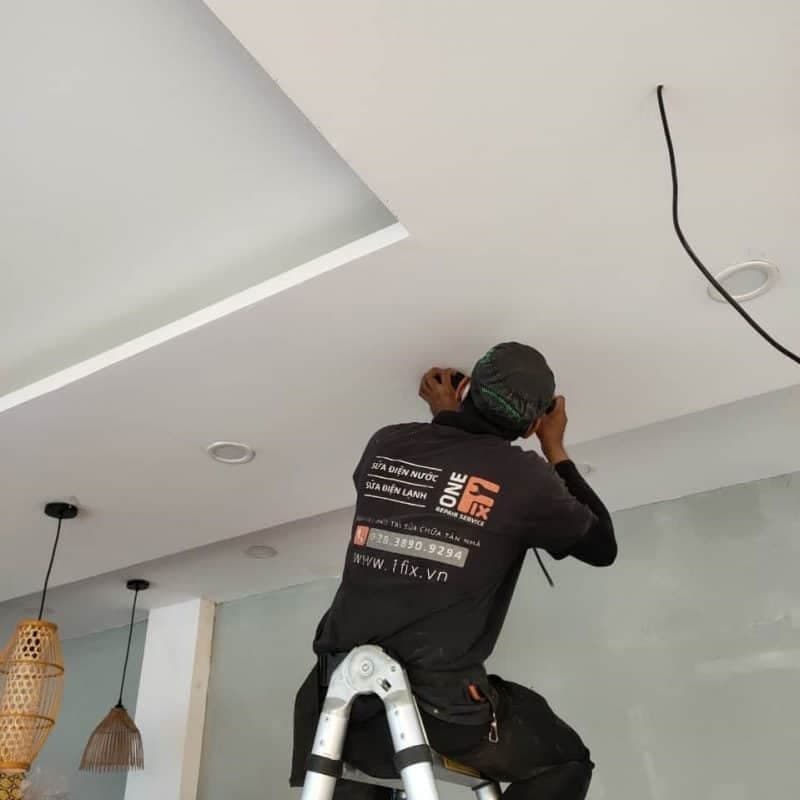 Thiết kế đèn LED âm trần cung cấp ánh sáng tổng thể cho phòng ngủ