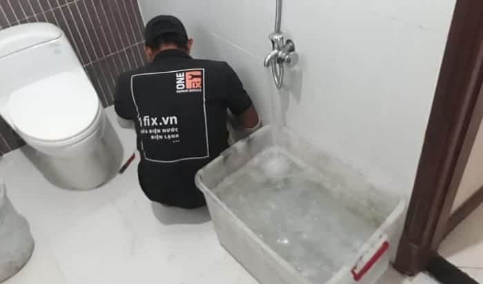 Đo đạc kỹ lưỡng vị trí tâm xả và đường cấp nước trước khi lắp đặt bồn cầu Caesar.