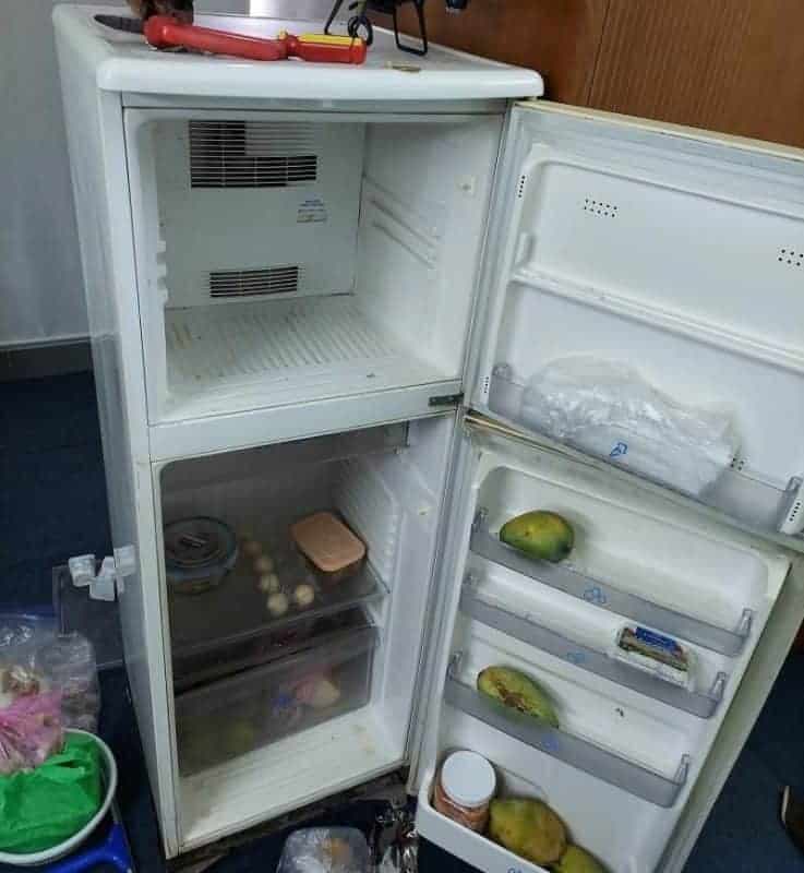 Hướng dẫn vệ sinh tủ lạnh bị đóng tuyết đúng cách, sử dụng khăn mềm và dung dịch làm sạch an toàn.