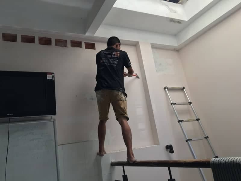 Vệt ố vàng và ẩm mốc lan rộng trên trần thạch cao do bị thấm nước.