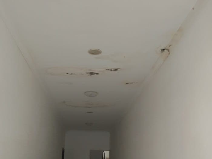 Thợ của 1Fix đang kiểm tra và khoét bỏ phần trần thạch cao bị hỏng để xử lý.