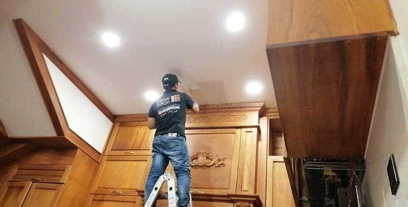 Bề mặt trần thạch cao sau khi được xử lý chống thấm và sơn lại, phẳng đẹp như mới.