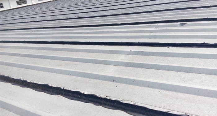 Bề mặt mái tôn sau khi được xử lý bằng keo chống dột, đảm bảo kín khít